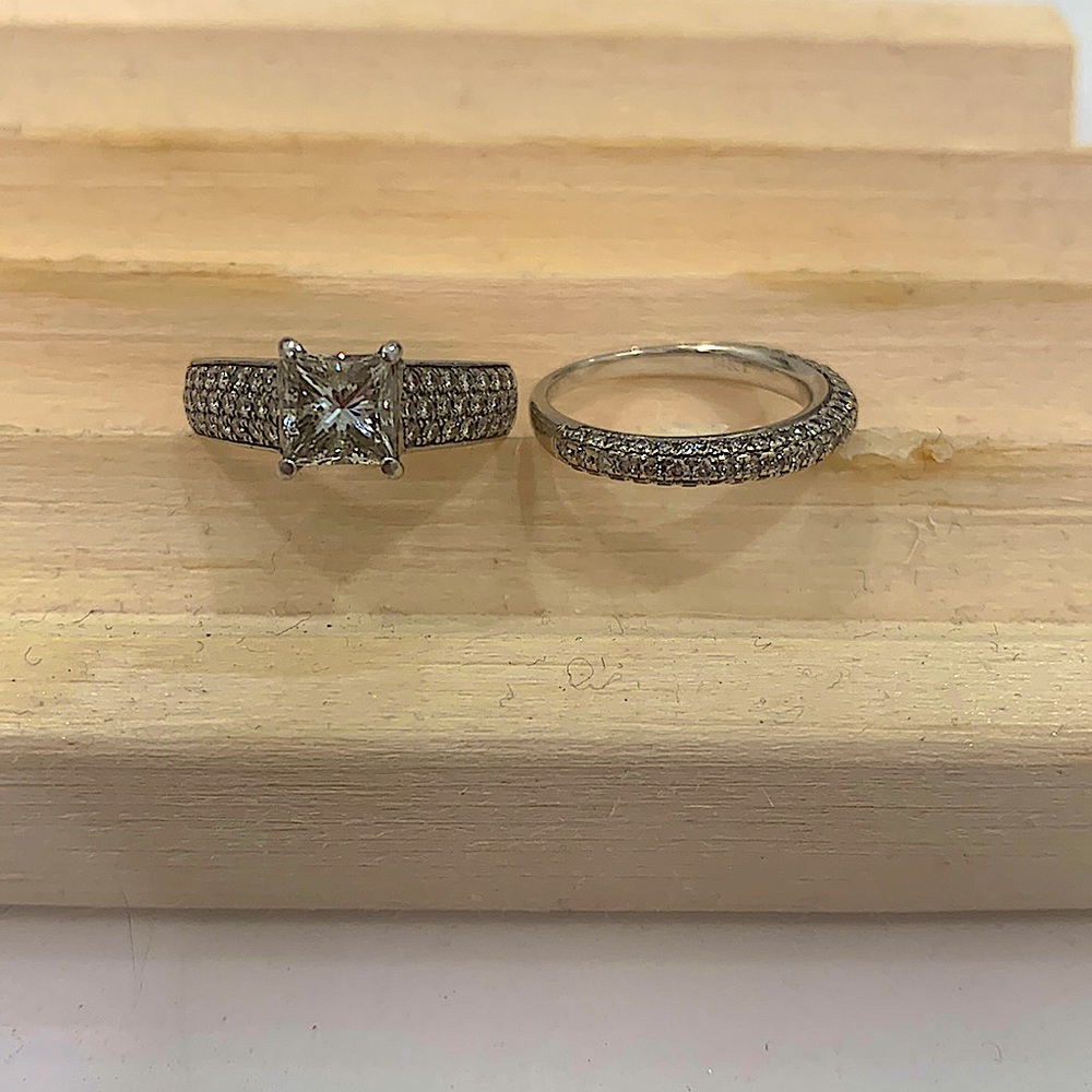 Ring set by James Allen. color:I, clarity: VSL, Lab Dec: GIA AND Vera Wang